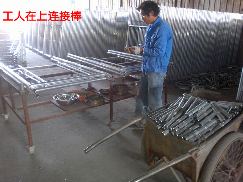 工人在上连接棒