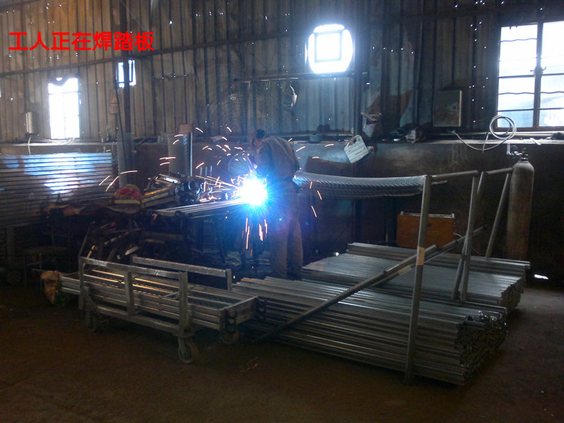 工人正在焊踏板